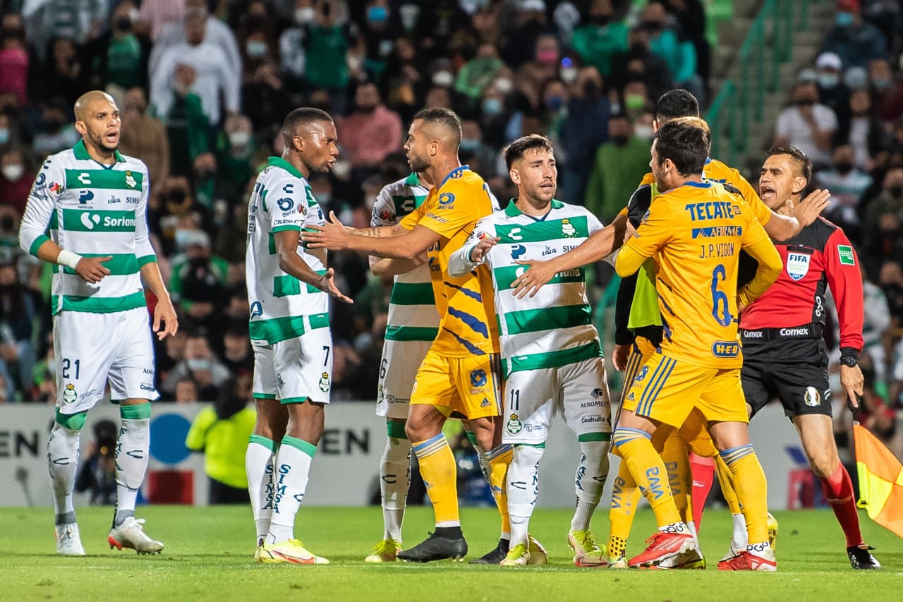 Diego Valdés y el 'Mudo' Aguirre son los hombres de la noche y le dan la victoria 2-1 a Santos sobre Tigres.