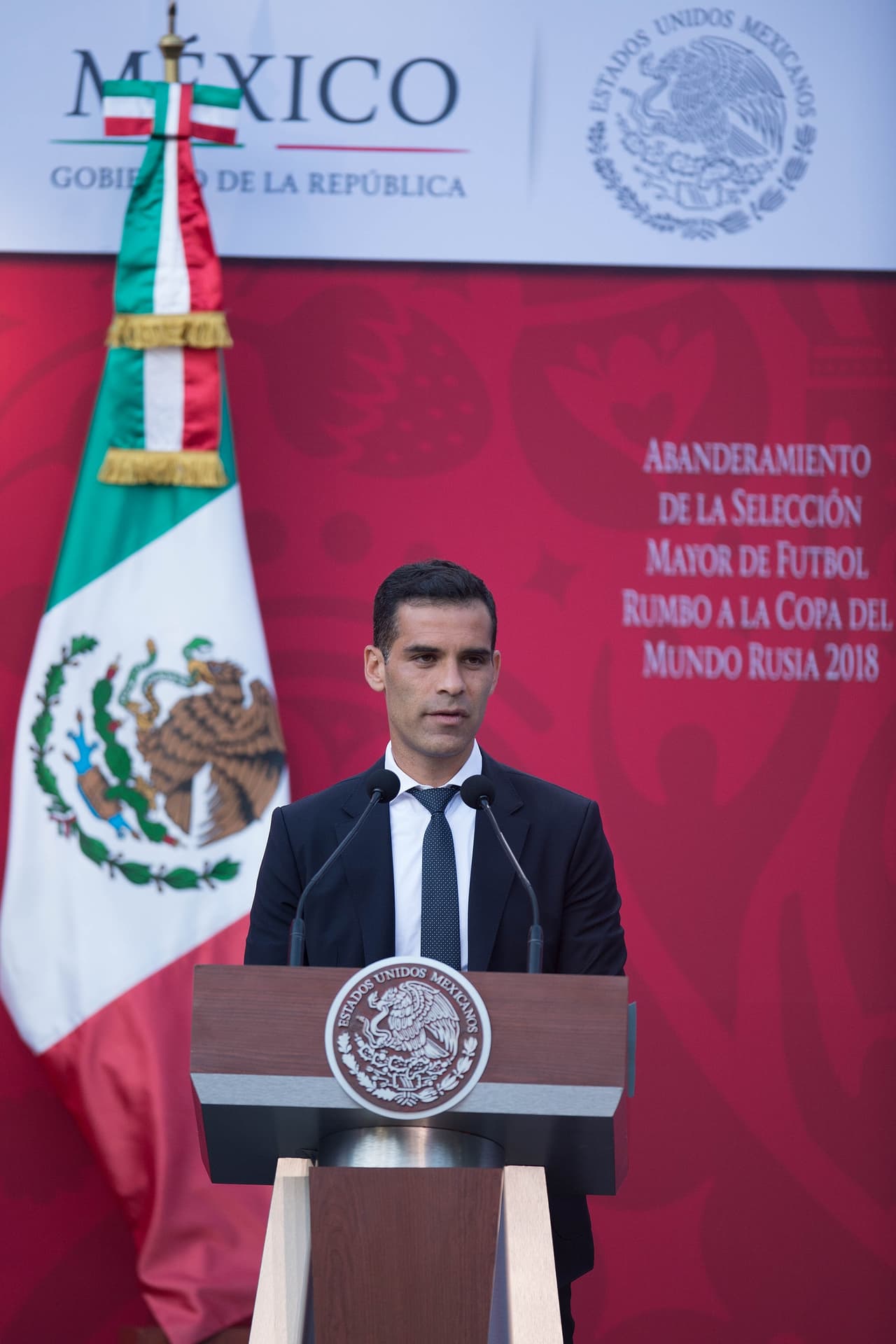 Cuerpo técnico, comandado por Juan Carlos Osorio, y jugadores de la selección mexicana de fútbol asistieron este jueves al abanderamiento a cargo del presidente Enrique Peña Nieto y la primera dama Angélica Rivera en la Residencia Oficial de Los Pinos. La bandera tricolor la recibió Héctor Moreno y las palabras del equipo las entregó Rafa Márquez.