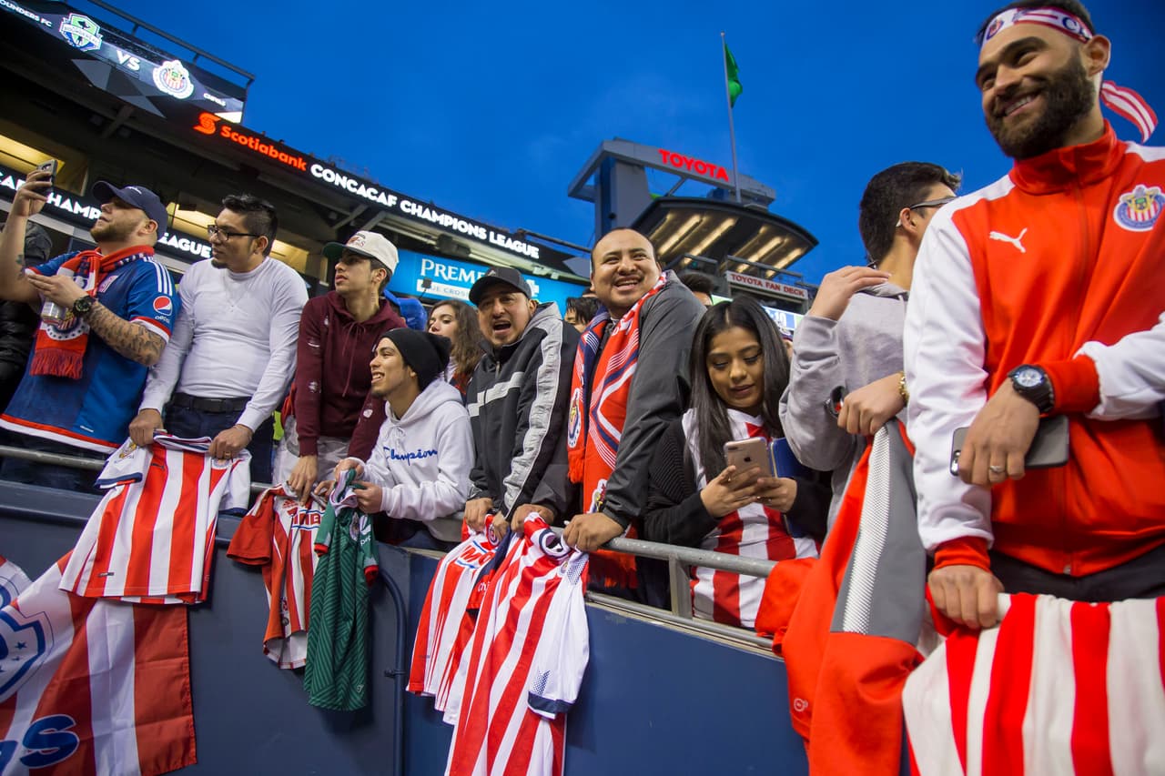 El CenturyLink Field de los Seattle Sounders tuvo una invasión de hinchas de Chivas de Guadalajara que se hicieron notar en el campo de su rival de turno en los cuartos de final en Concacaf.