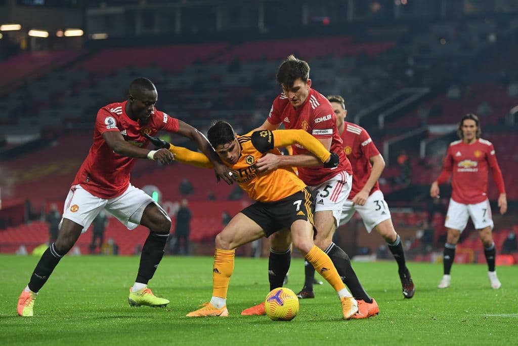Con gol al minuto 93 de Marcus Rashford, el Manchester United se llevó la victoria sobre el Wolverhampton. El equipo visitante, sin Raúl Jiménez, no logró anotar y así los 'Red Devils' se colocan en segunda posición de la tabla sólamente a dos puntos del Liverpool en la Premier League.