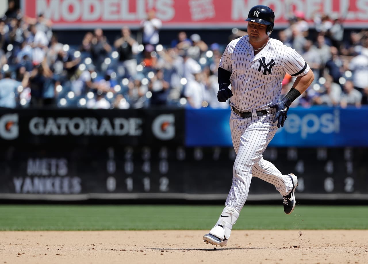 En el primer juego, el colombiano Gio Urshela y Luke Voit se volaron la barda ante Zack Wheeler en una cuarta entrada que registró cinco carreras, y los Yankees empataron su mejor marca de la temporada con 15 imparables en una aplastante victoria por 12-5.
