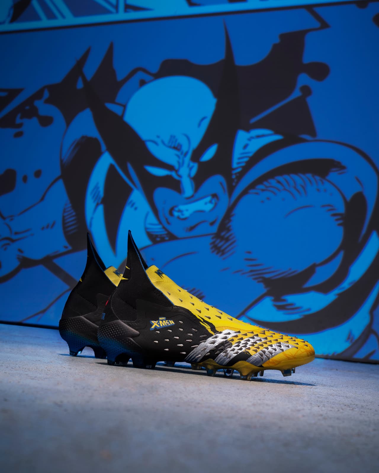 Las 3 rayas laterales, así como las puntas de marca registrada 'Demonskin' son grises.