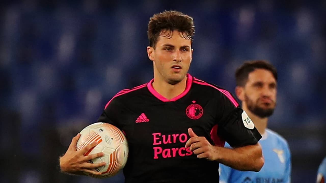 Santiago Giménez tiene un asombroso promedio goleador con Feyenoord