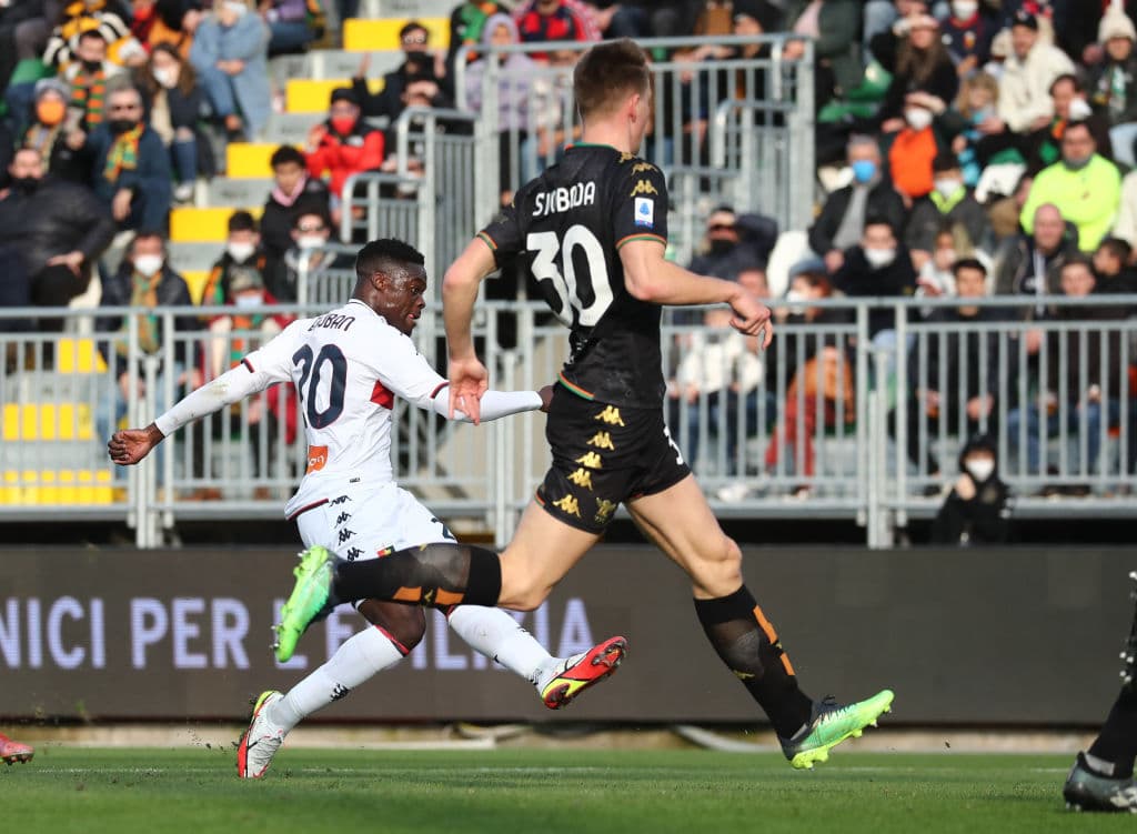 Genoa y Venezia empatan 1-1 durante la Jornada 26 en la Serie A.Thomas Henry abrió el marcador al minuto 13’ a favor de los locales, pero Caleb Ekuban se encargo de igualar el marcador al 29’. El mexicano Johan Vásquez inició como titular, pero tras una tarjeta, ya no salió para la segunda mitad.