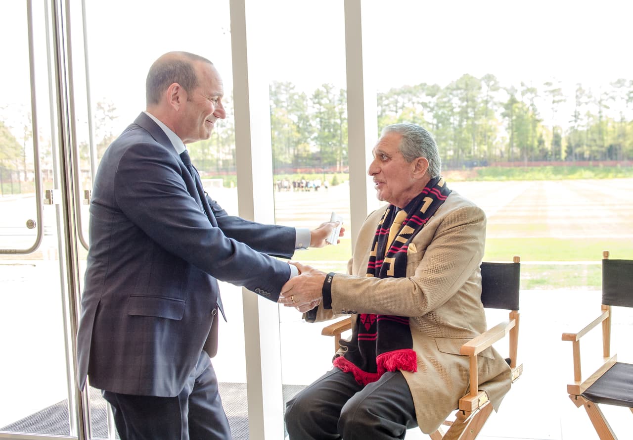 De cerca y afectuosamente, el Comisionado Don Garber felicitó a Arthur Blank, dueño de Atlanta United, por la inauguración del complejo deportivo.
