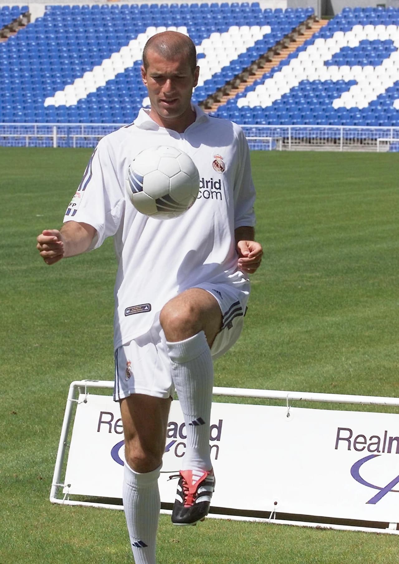 Su elegancia y buen trato de balón de inmediato se hicieron patentes en el Bernabéu.