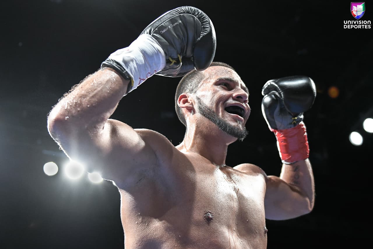 El hijo de la leyenda, oriundo de Fort Lauderdale, Florida, hizo su impresionante debut profesional en peso wélter (1-0, 1 KOs) al detener a su oponente en 2:21 minutos de la cuarta ronda en el Seminole Hard Rock Hotel & Casino de Hollywood, Florida.