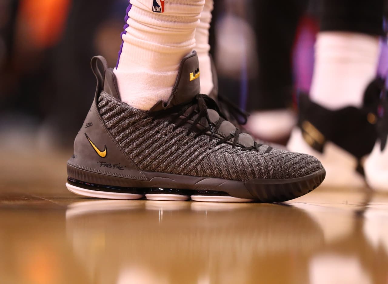 Apenas el pasado 2 de marzo en Phoenix, portó estos en color gris, de mucha sobriedad y elegancia contra los Suns en Talking Stick Resort Arena.