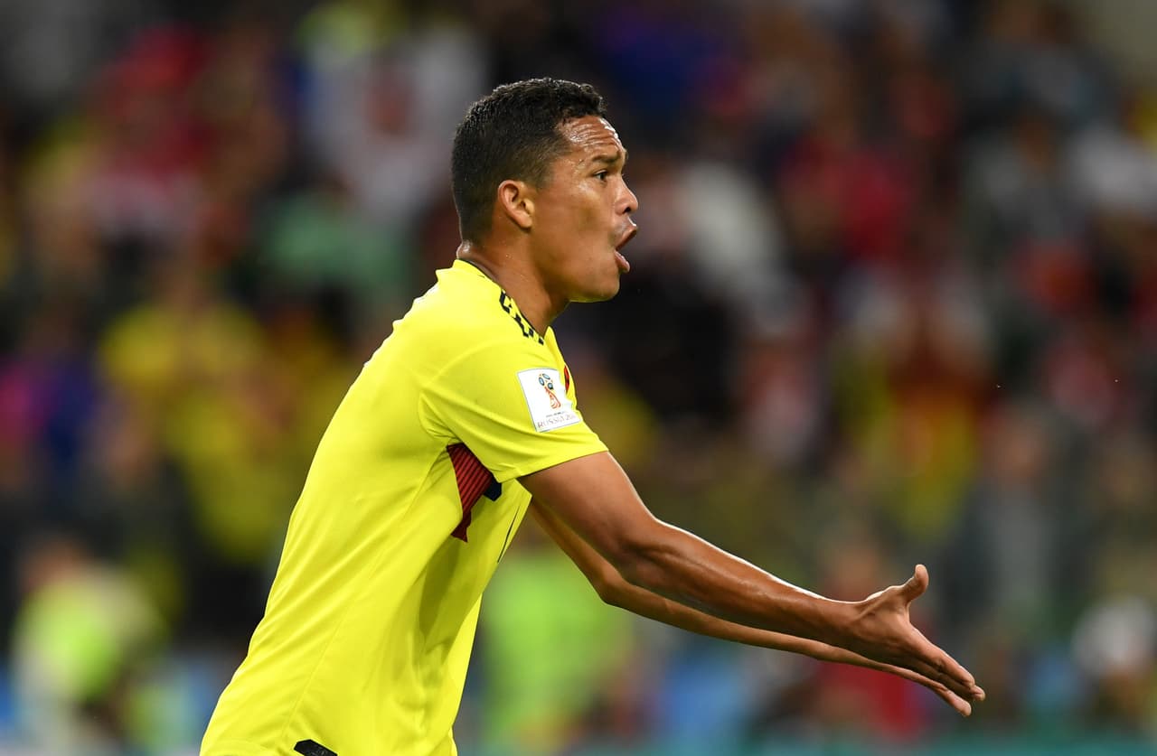 Al colombiano Carlos Bacca no lo quieren dejar salir de España. Aunque se ha hablado de intereses en Turquía, el Valencia pretende ficharlo para esta temporada.
