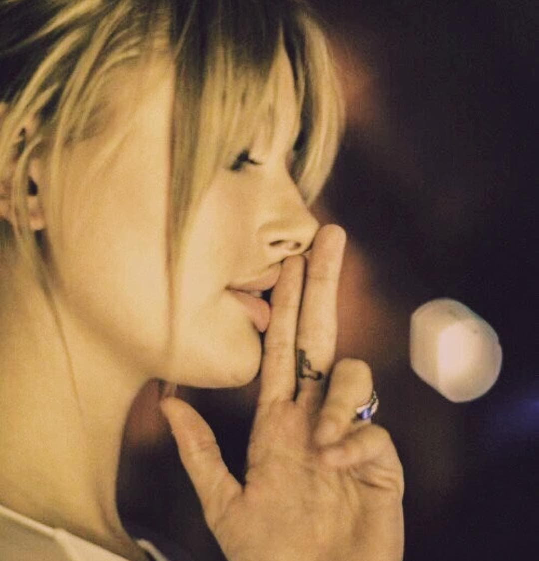 Sin embargo, el tatuaje que tiene en el dedo medio es una pistola.