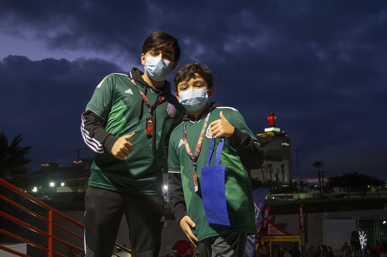 Los asistentes a los estadios toman precauciones ante la inminente propagación del virus.