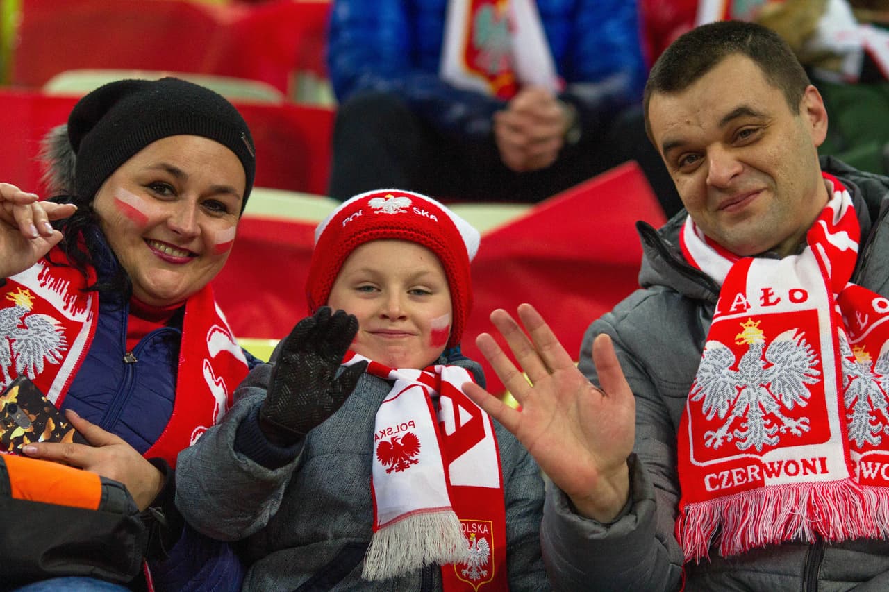 Con todo el color característico, los fanáticos de la Selección Mexicana de fútbol fueron llegando poco a poco al Stadion Energa Gdańsk anhelando un triunfo tras el empate ante Bélgica (3-3). Por su parte, los aficionados locales compartieron en familia la previa del compromiso.