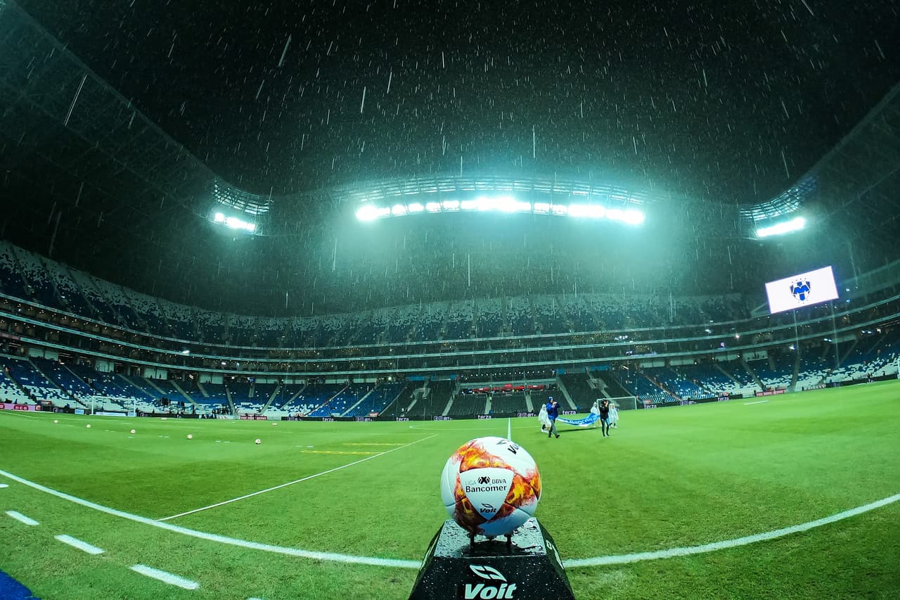 Las condiciones climáticas continúan afectando el norte del país. A minutos del silbatazo inicial así comenzó a caer un diluvio.