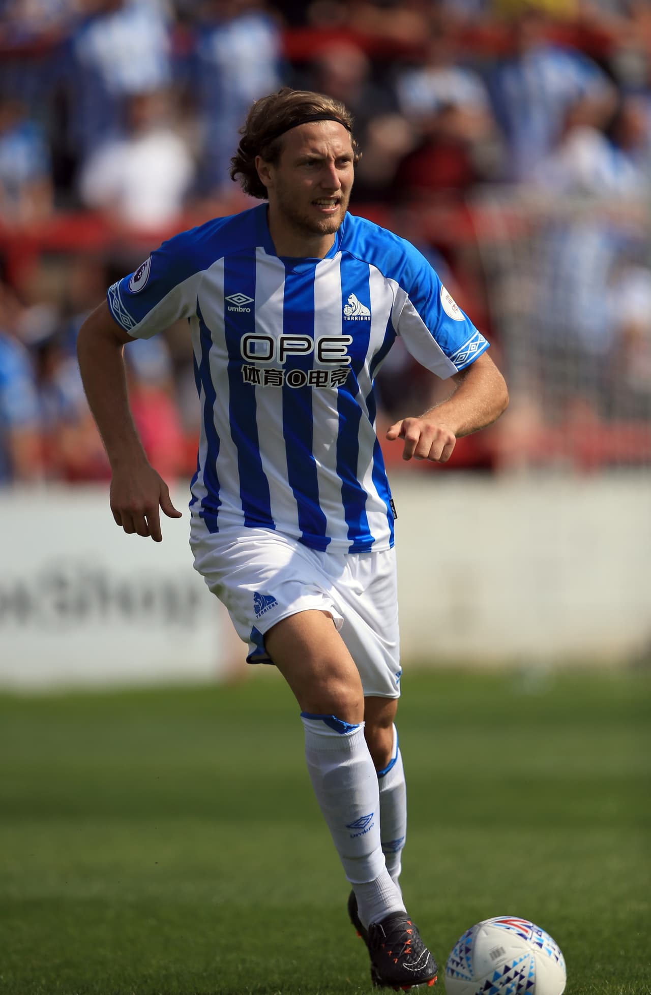 Michael Hefele (Huddersfield Town) pasa al Nottingham Forest.