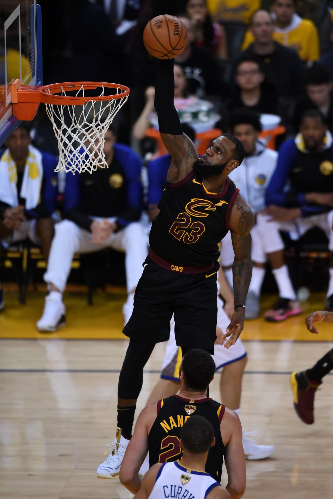 Aunque los Cavs, de la mano de James, seguían anotando y aprovechando los errores ofensivos de los locales, no era suficiente.