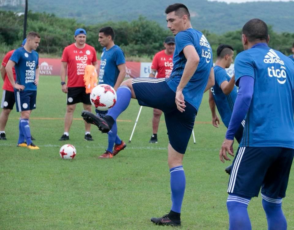 La Albirroja va por el milagro con Óscar 'Tacuara' Cardozo al mando, un experimentado para momentos complicados. Paraguay debe sacar puntos de Colombia y hacer respetar su patio ante Venezuela.