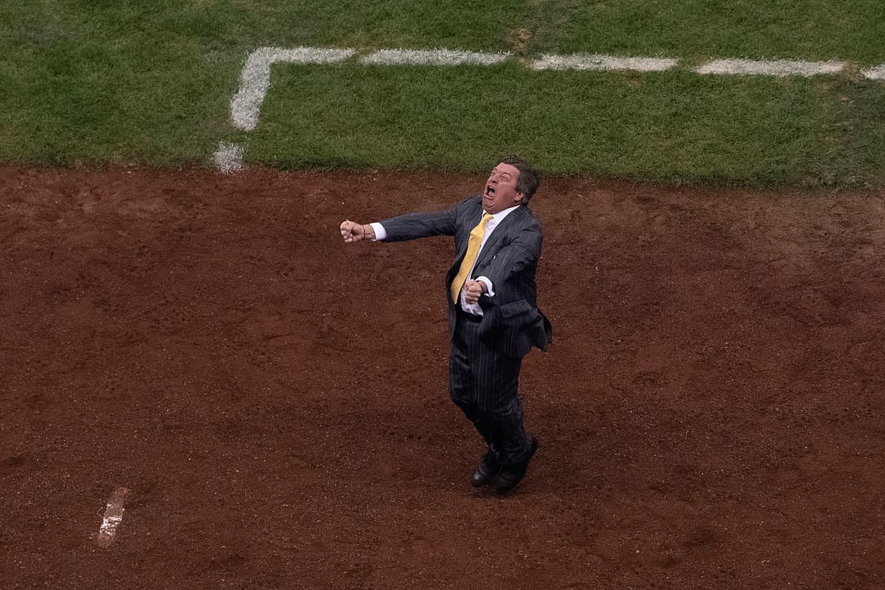 El técnico Miguel Herrera reaccionó con efusividad a la conquista obtenida por sus dirigidos.