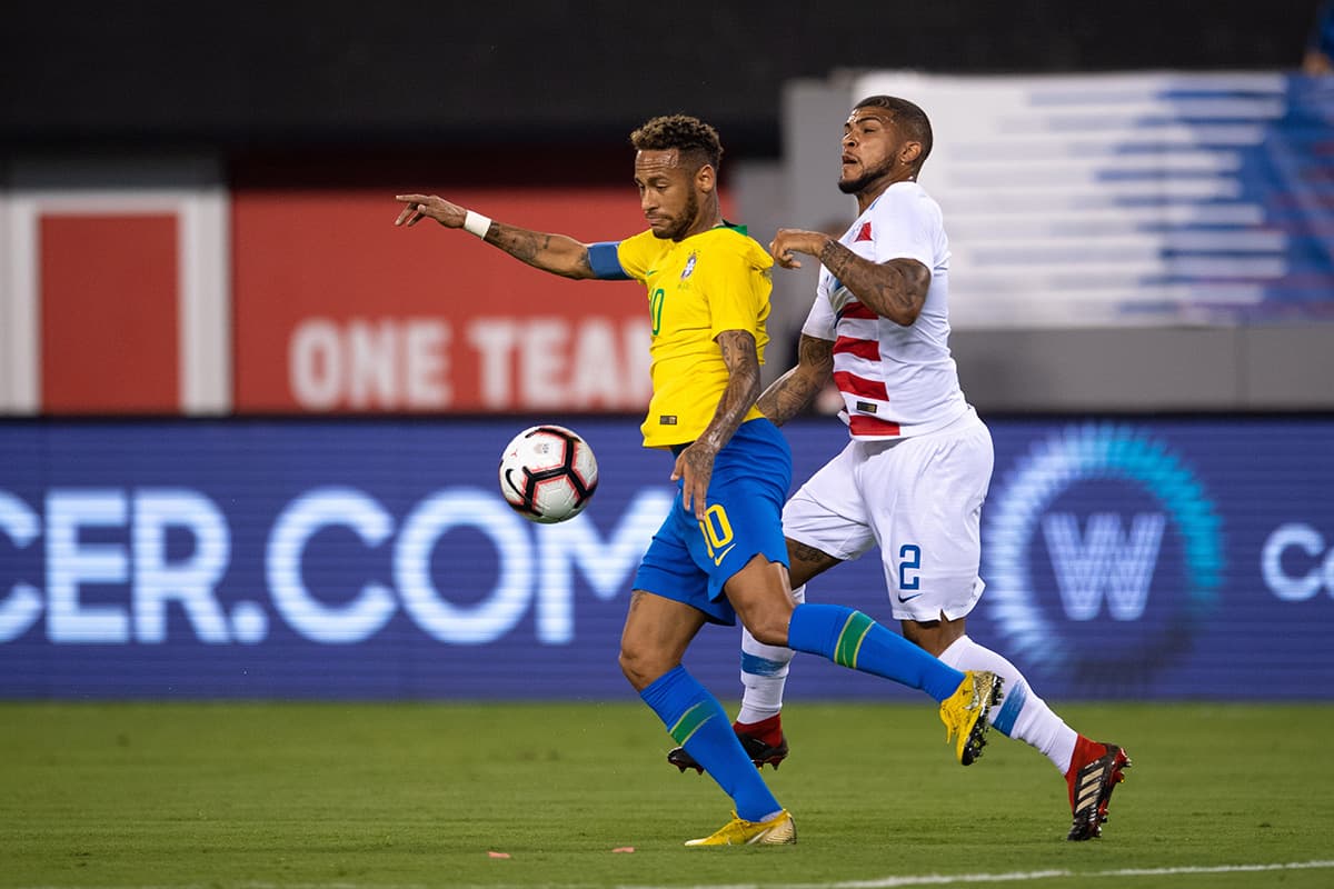 El lateral DeAndre Yedlin (derecha) tuvo la difícil misión de marcar a Neymar (izquierda) durante el juego.