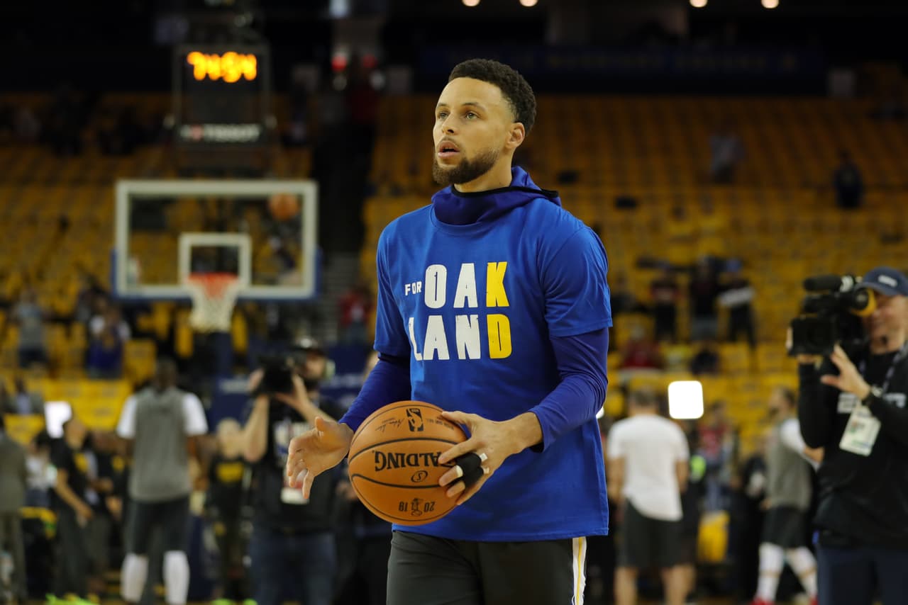 Los jugadores de Raptors y Warriors llegaron a Oracle Arena para la disputa del Juego 6 de las Finales NBA. Toronto busca destapar la champaña en patio ajeno y Golden State vivir un día más. Es el último partido NBA en la historia de Oracle Arena, en Oakland, ya que la temporada entrante el equipo se mudará al moderno Chase Center en San Francisco. Por ese motivo los aficionados acudieron a despedirse de la que ha sido su casa por más de cinco décadas.