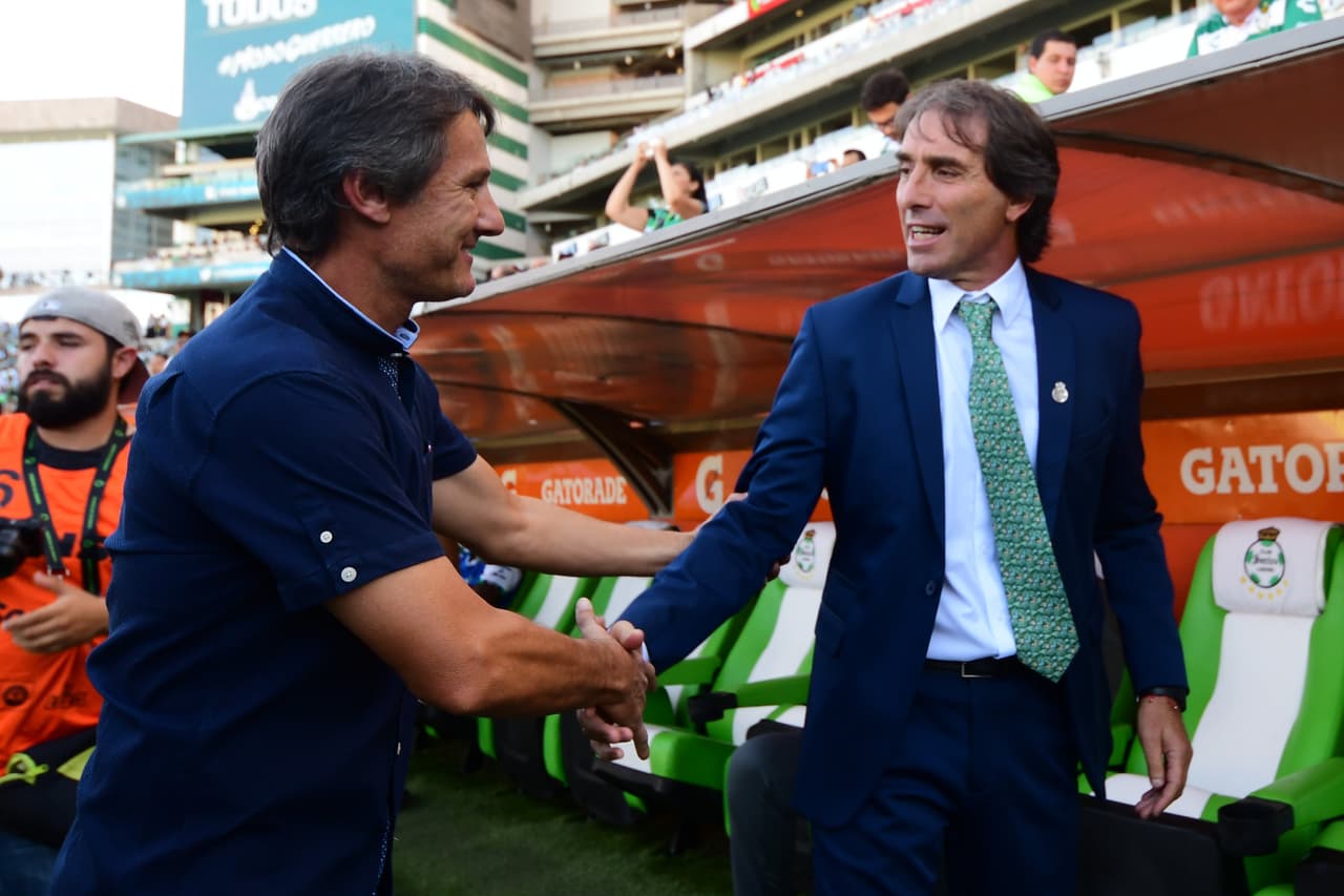 El saludo entre los técnicos Guillermo Almada y Gabriel Caballero