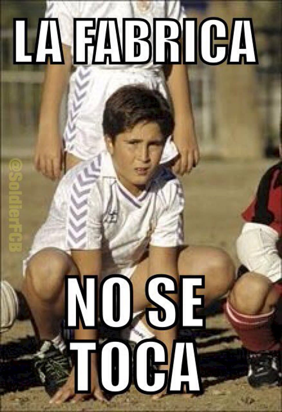 Los usuarios de la red no desaprovecharon la oportunidad para burlarse de los equipos de Madrid que no podrán contratar jugadores durante un año.