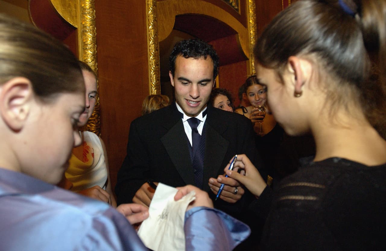 En 2004 y con 22 años, Donovan ya tenía en su palmarés dos títulos de la MLS, una Copa Oro en 2002 y dos premios como el mejor en su país, con lo que se ganó la admiración y fue ídolo juvenil.