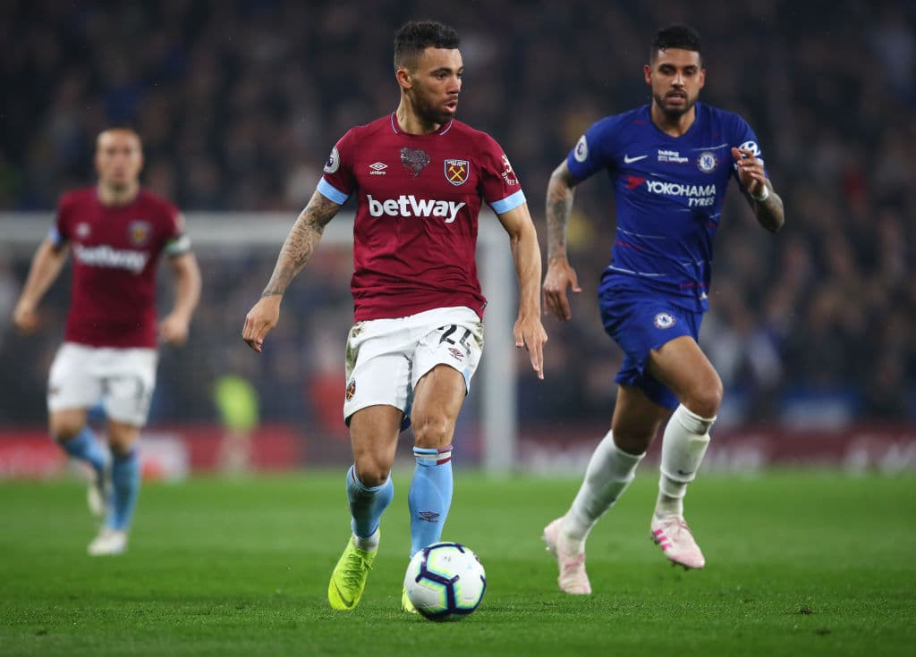 Al menos se notaba la intención del West Ham por intentar empatar el partido aunque el Chelsea recuperaba rápido el balón y lo acaparaba. Esto dificultó mucho el accionar de los Hammers en el segundo tiempos.