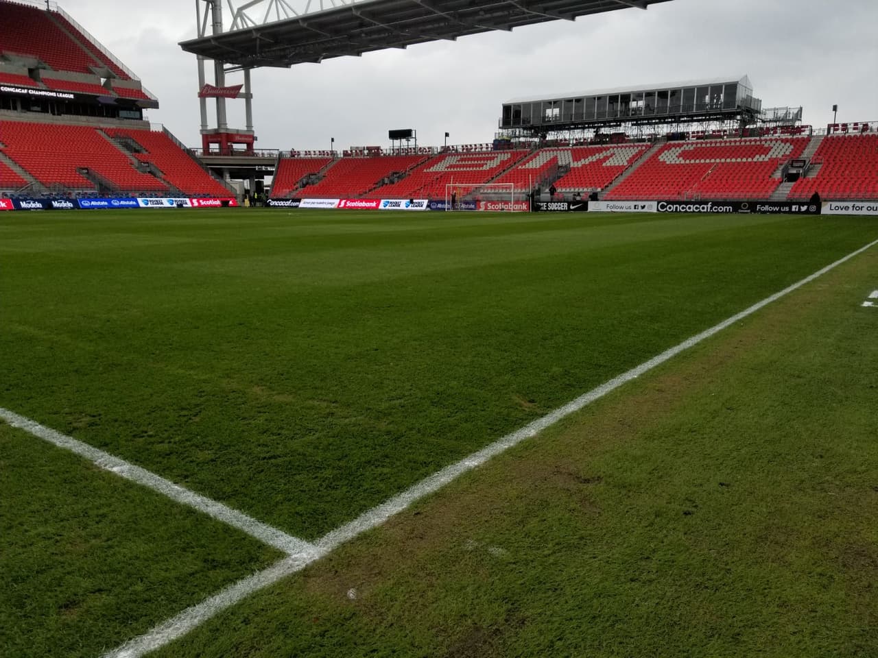 Las condiciones del terreno son aceptables para el juego de ida entre Toronto FC y Chivas de Guadalajara, en medio de un clima frío que sin duda cuenta como factor en el escenario.