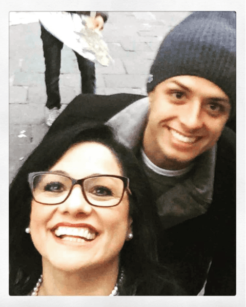 Silvia Balcázar, la madre del 'Chicharito' Hernández, es otra heroína en la vida de los cracks. Para el delantero ella es "la mujer más espectacular, fuerte, bondadosa, inteligente, atenta y, lo mejor de todo, la mejor madre de este mundo".