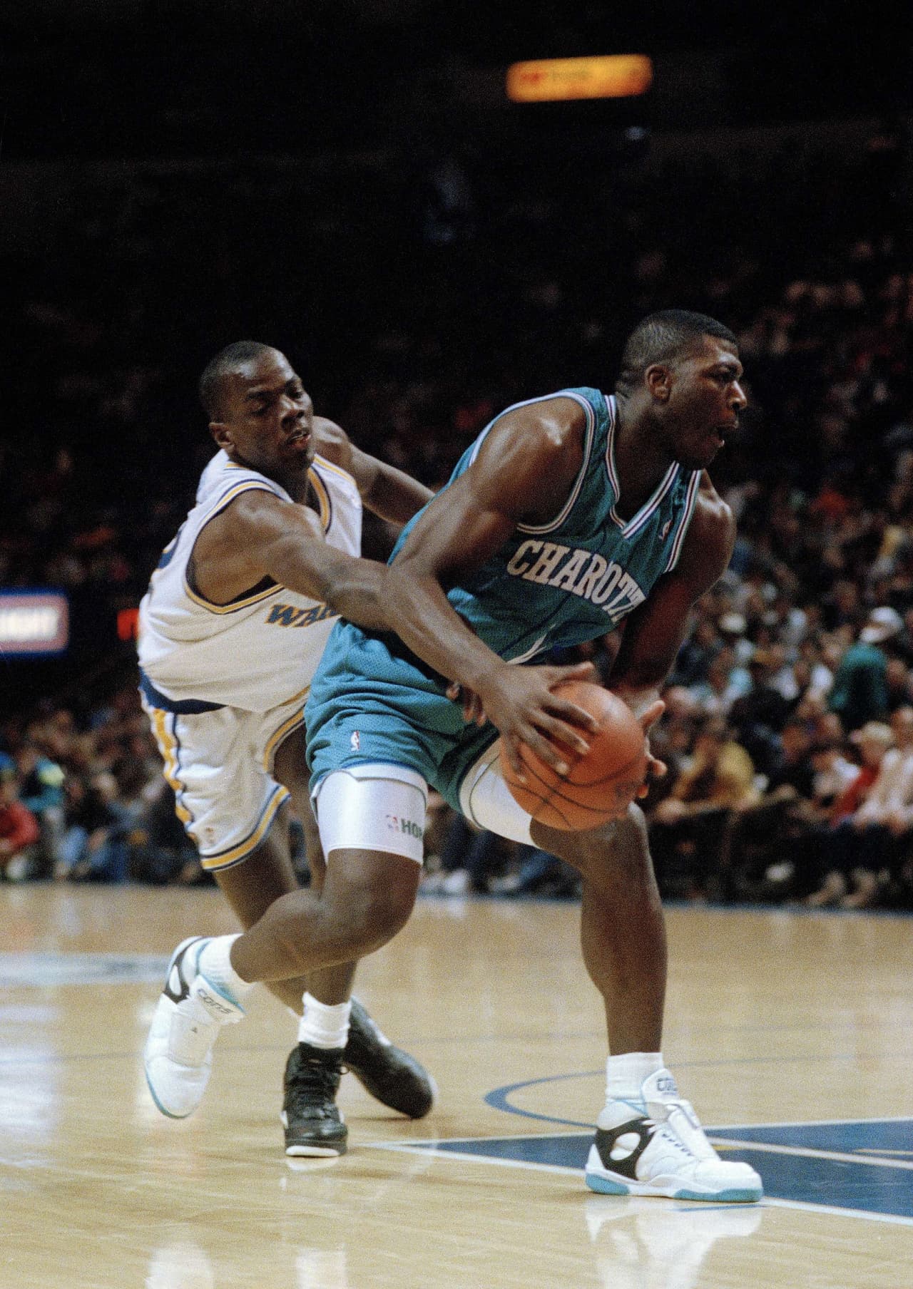 El alero Larry Johnson (entonces jugador de los Charlotte Hornets) también hizo parte de la popular película animada con los Looney Toons.