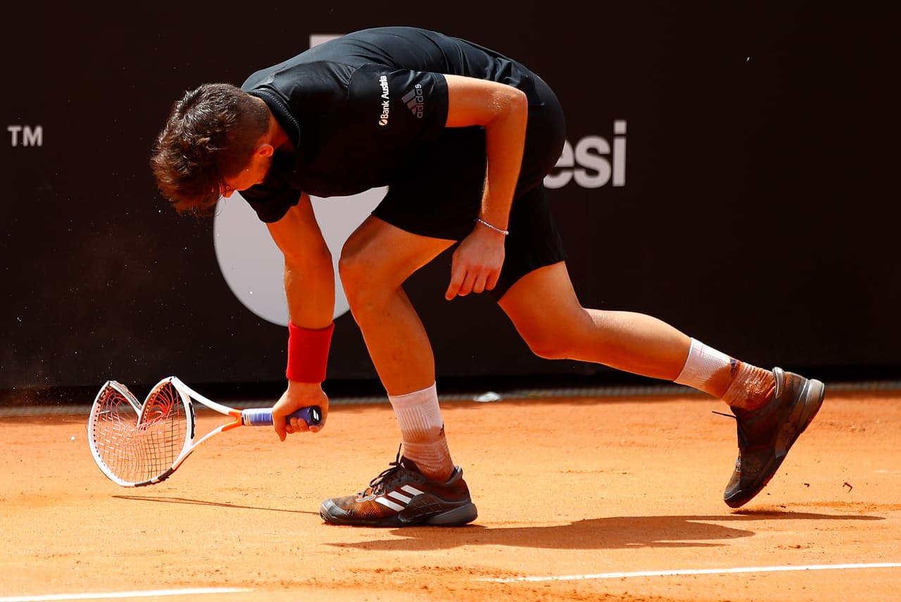 No pudo controlar su frustración y se desquitó con la raqueta.