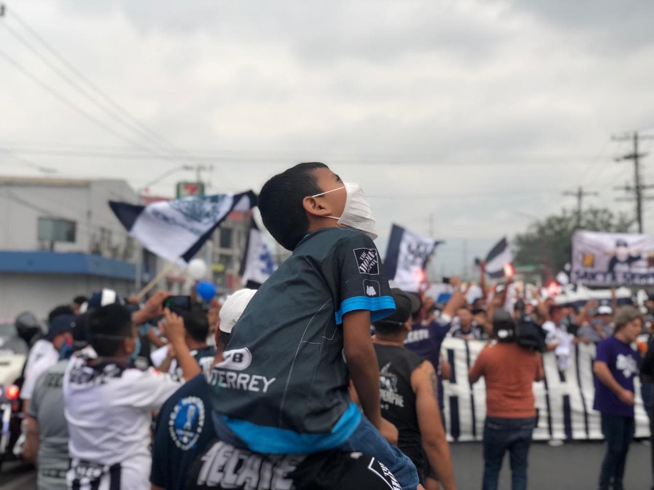 Este es el marco con el que las aficiones de los dos equipos regiomontanos se preparaban para alentar a Tigres y Rayados en el Clásico Regio edición internacional en la Final de la Liga Campeones de la Concacaf.