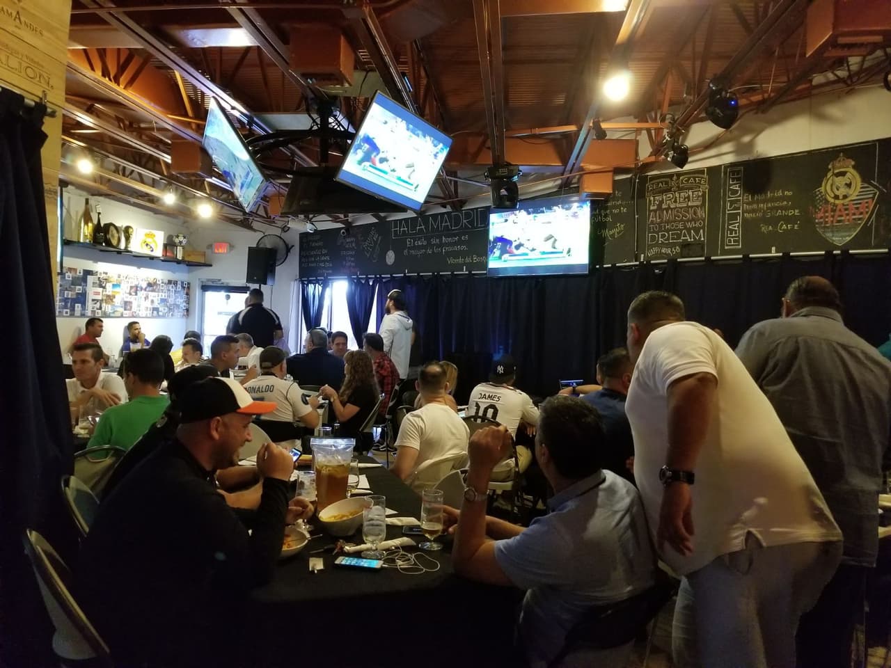 La Peña Madridista en Miami se reunió en el Café Real para vivir el partido de los octavos de final ante el Paris Saint-Germain, juego definitivo para conocer cuál de los dos equipos pasa a la siguiente ronda después del 3-1 a favor en el Santiago Bernabéu.