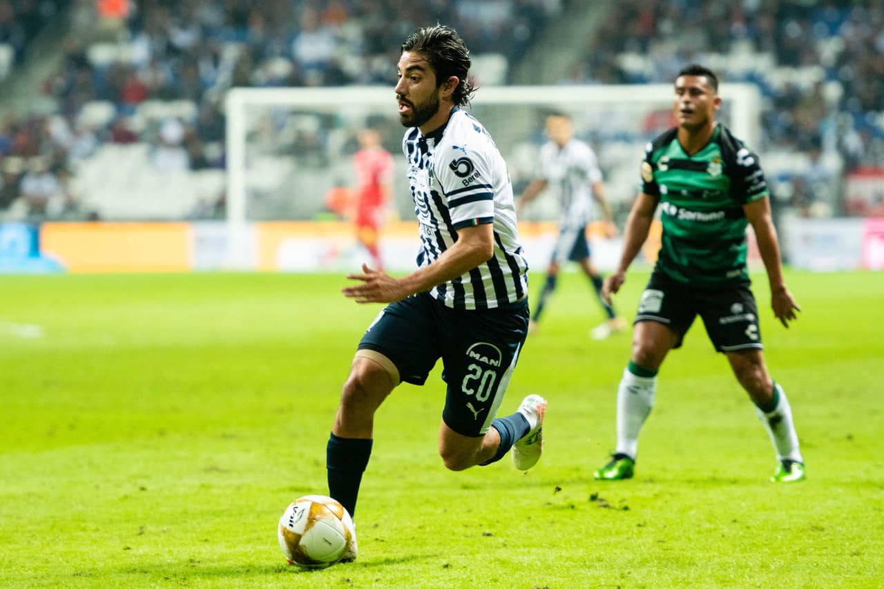 Nada más comenzar la segunda parte del encuentro, Rodolfo Pizarro continuó dando un buen juego, conduciendo el balón y generando ocasiones para los Rayados.