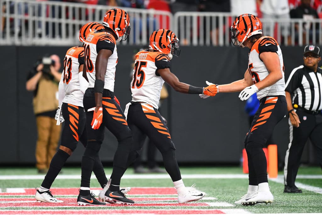 John Ross (15) capturaría un pase de 39 yardas de Dalton para que Cincinnati retomara la ventaja 21-14 restando 8:11 en la priemra mitad.
