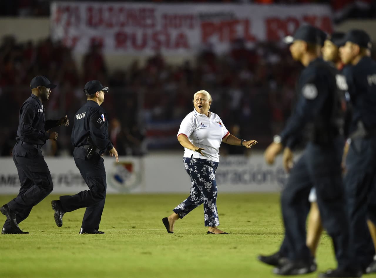 A supporter of Panama, chased by police officers, runs onto the field to celebrate after her team defeats Costa Rica and qualifies for the 2018 World Cup, for the first time ever, in Panama City, on October 10, 2017. / AFP PHOTO / Rodrigo ARANGUA (Photo credit should read RODRIGO ARANGUA/AFP/Getty Images)