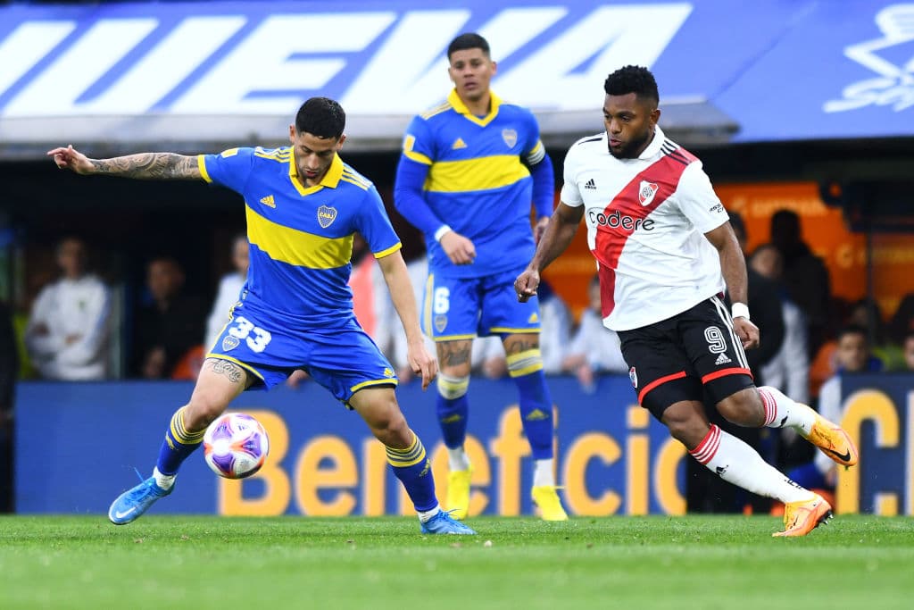 Darío Benedetto, con un cabezazo en el segundo tiempo, anotó el gol con el que Boca Junior le ganó el superclásico por 1-0 a River Plate y se puso a apenas dos puntos del líder, Atlético Tucumán.