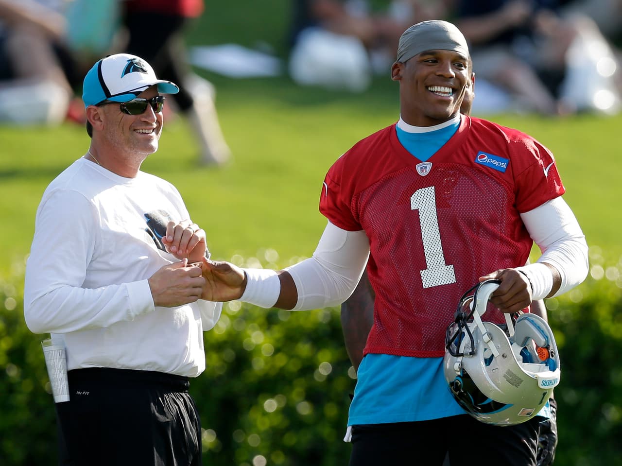 • Donde sí hay lazos de familia es con Mike Shula, Coordinador ofensivo de Carolina, hijo de la leyenda Don Shula, coach campeón con Miami, todavía el único que se coronó invicto en la historia.