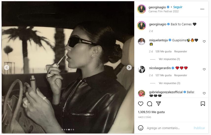 En Instagram, la pareja de Cristiano Ronaldo compartió varias fotografías en las que presumió su impresionante look, las cuales subtituló con un “Back to Cannes”.