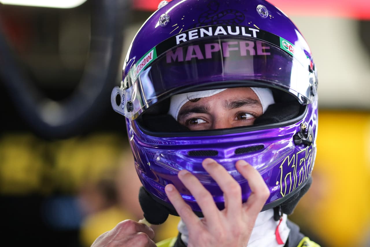 El australiano rinde tributo a Kobe Bryant en su casco con la frase 'Mamba Mentality'.