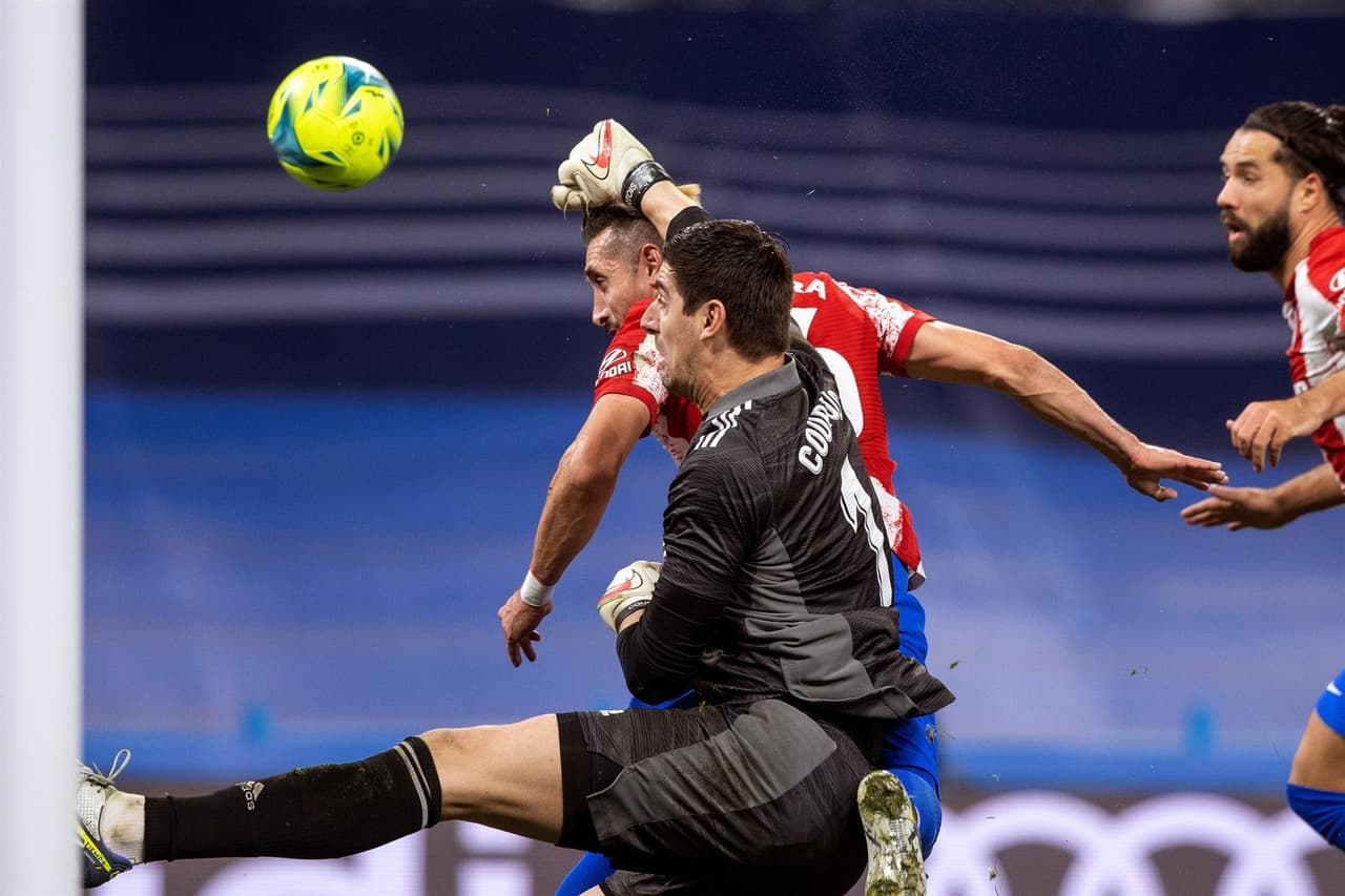 Con goles de Karim Benzema y Marco Asencio, el Real Madrid se impone al Atlético de Madrid, se lleva el Derby y sigue con paso perfecto en La Liga.