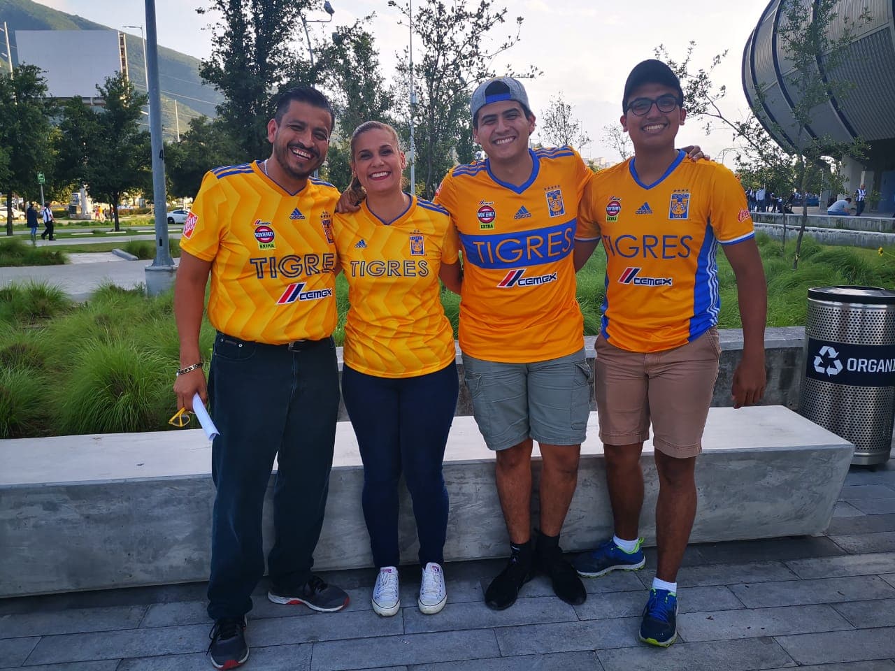 Este es el color de la Semifinal del Clausura 2019 entre Rayados del Monterrey y Tigres de la UANL en una edición más del Clásico Regio. Las aficiones de los dos equipos acudieron al llamado y no iban a perderse la ocasión de apoyar a sus amados clubes en el BBVA.