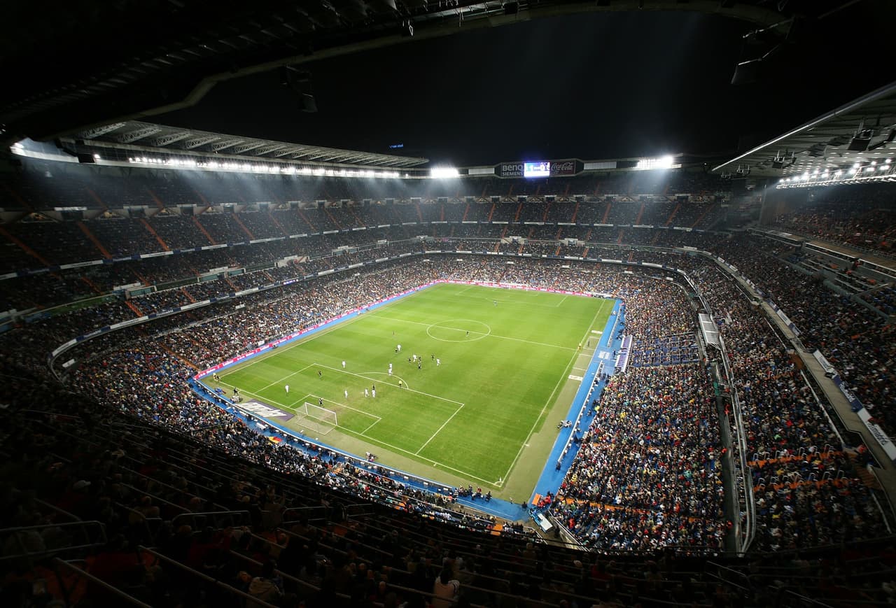 El estadio, con capacidad de 81 mil personas, ha estado con Real Madrid campeón 31 veces de Liga, 10 de Copa y Supercopa local, 12 de Champions, tres Copas Intercontientales y dos Mundiales de Clubes.