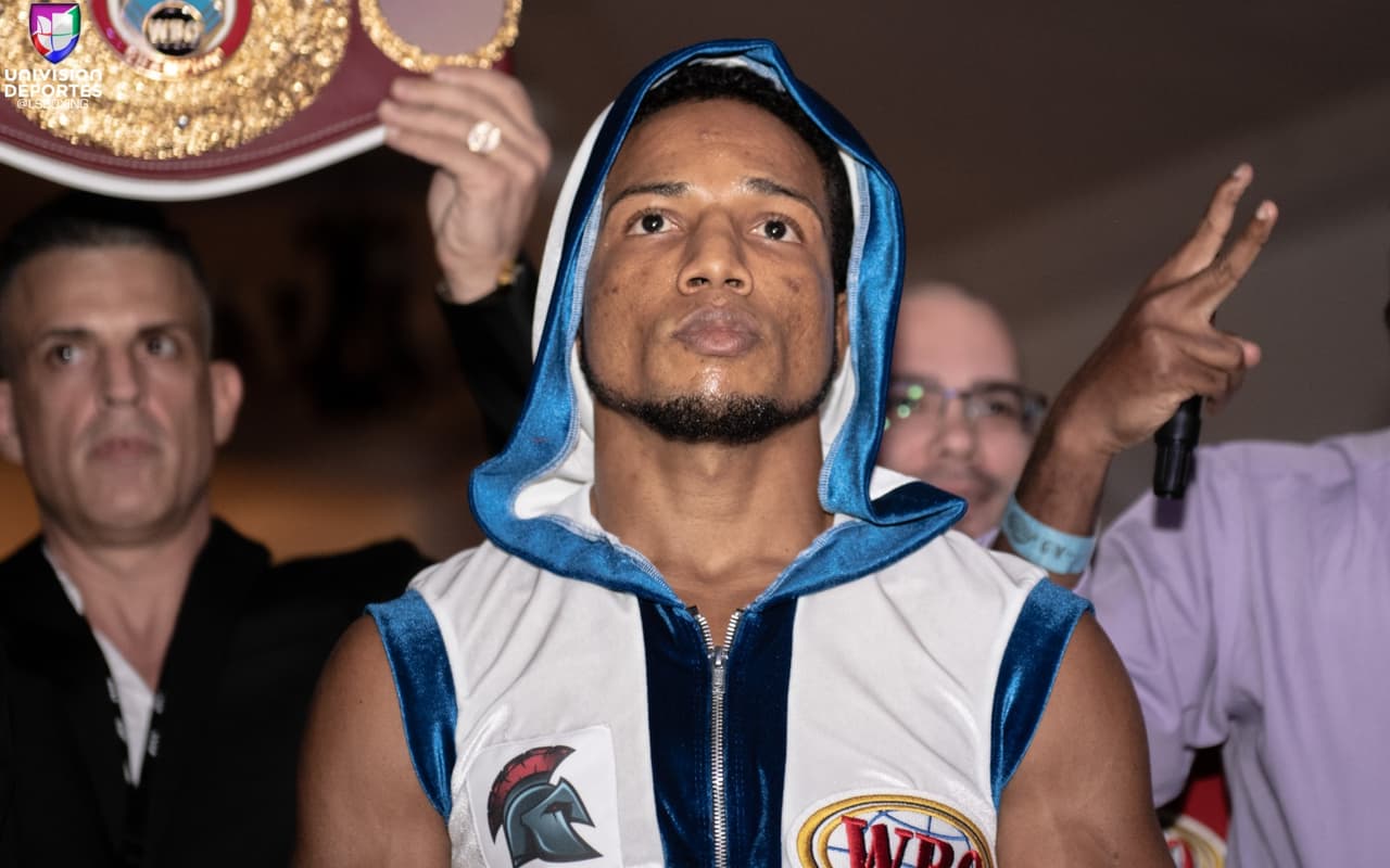 En otra pelea de título, Yenifel Vicente (34-3-2, 26KOs) de Miami, Florida pero representando a República Dominicana, venció a Victor Proa (29-6-2, 22KOs) de Nuevo León, México al minuto con 22 segundos de la primera ronda para defender con éxito su cetro supergallo latino de la OMB.