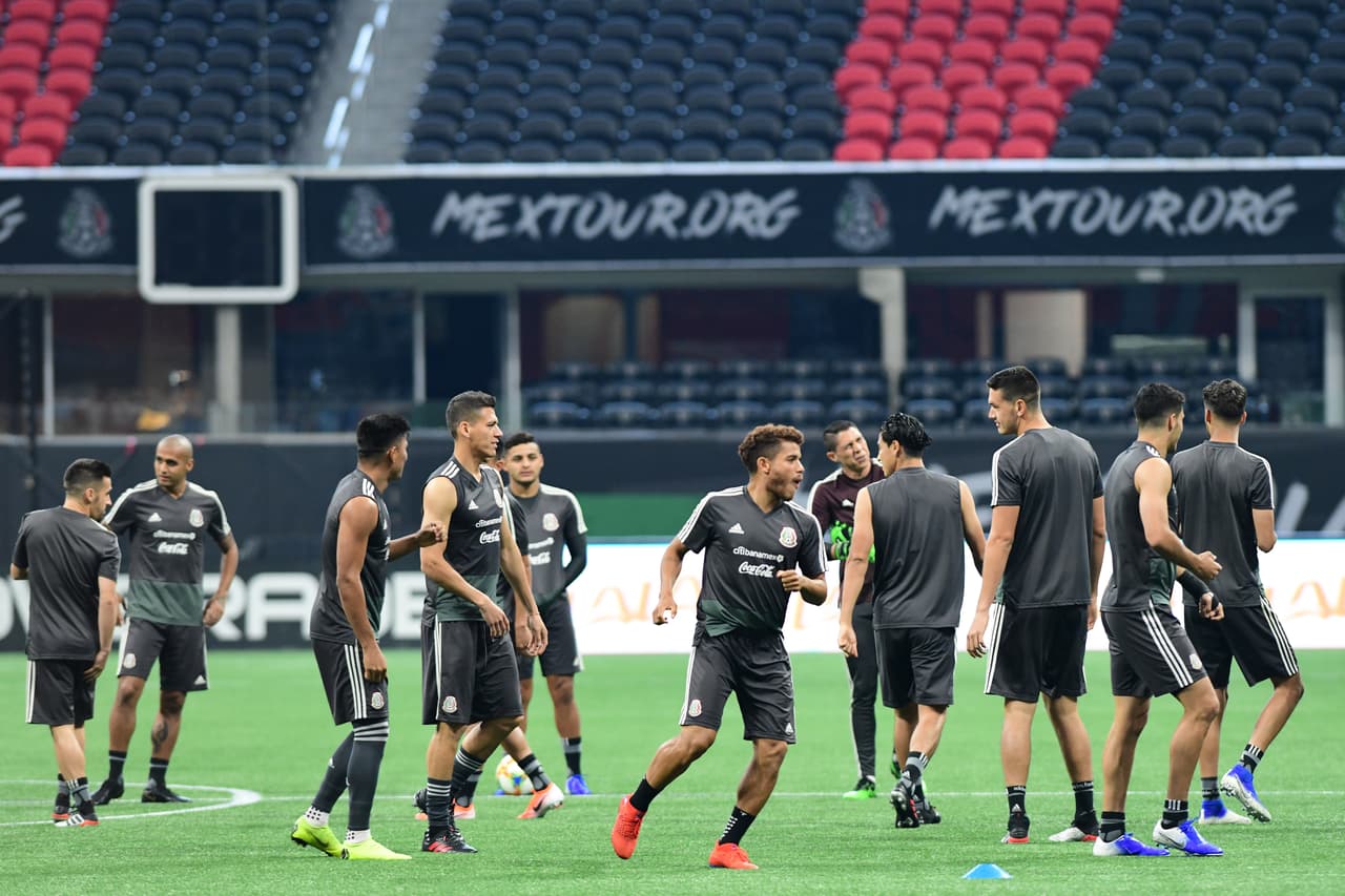 La Selección Mexicana de Fútbol se 'mojó los pies' en la fastuosa casa de los Atlanta Falcons y del Atlanta United, el Mercedes-Benz Stadium, donde jugará este miércoles ante su similar de Venezuela, un partido que sirve a ambos escuadrones de cara a sus compromisos del verano, como la Copa Oro y la Copa América, respectivamente. Así se entrenaron los jugadores del Tri bajo las órdenes de Gerardo 'Tata' Martino en Atlanta esta tarde de martes.
