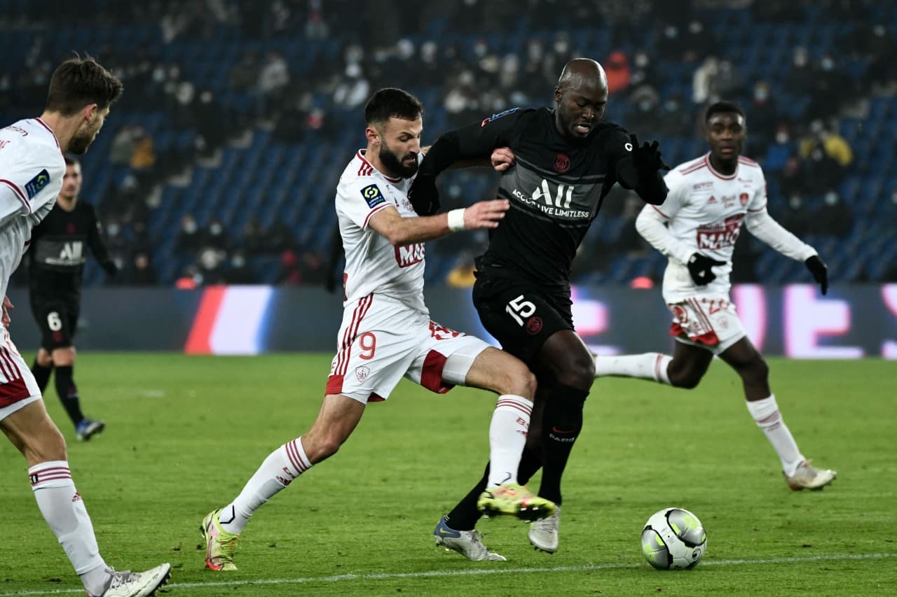 PSG no quiere complicar su liderato y de la mano de Kylian Mbappé caminan a la victoria 2-0 sobre el Stade Brestois.