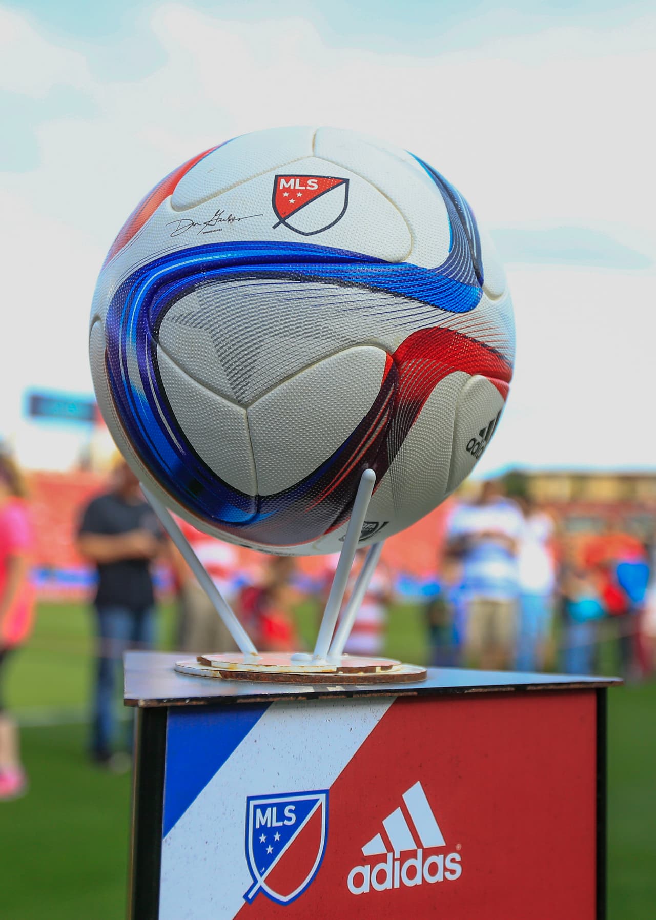 En 2015 Major League Soccer tuvo como su balón oficial a 'Nativo', una pelota que destacan por contar una estrella y una hoja de arce en su diseño, en referencia a Estados Unidos y Canadá, los dos países cuyos equipos compiten en MLS.