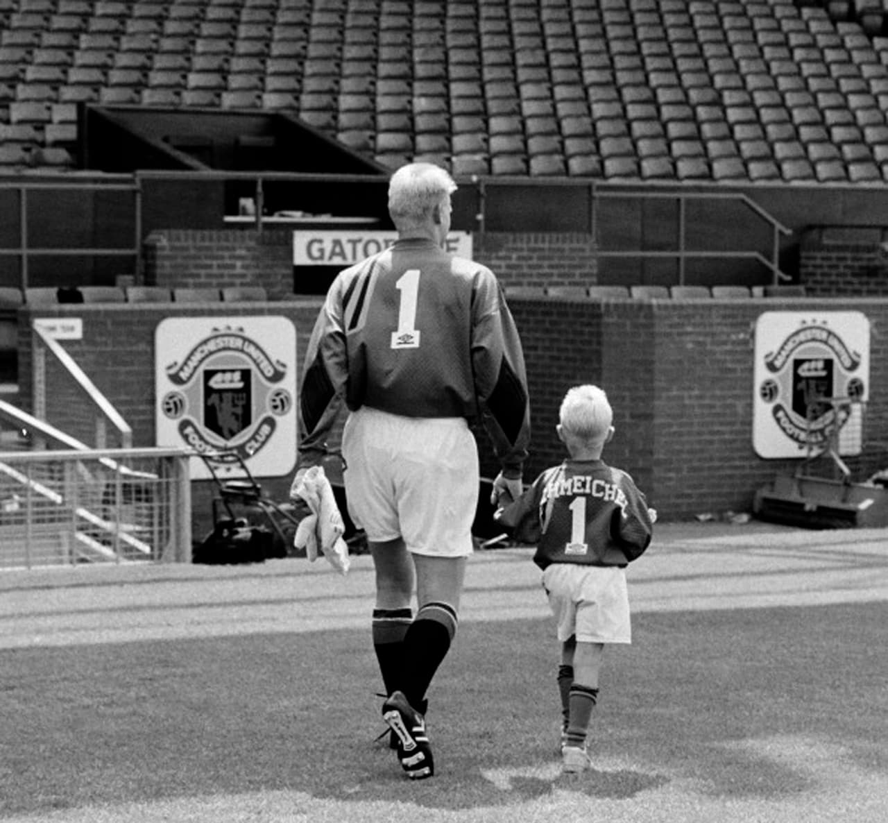 A diferencia de otros hijos de grandes futbolistas que prefieren cambiar posición para evitar comparaciones con sus padres, Kasper desde chico sabía que quería ser igual que su papá. Quería ganar la Premier con sus salvadas.