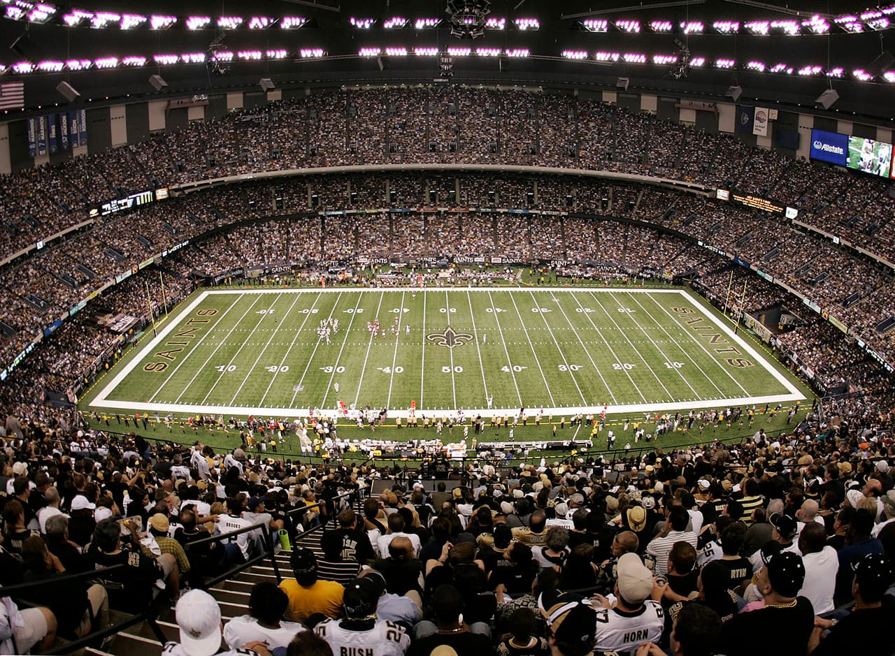 <b>Renacimiento</b>
<br>Los aficionados observan el campo de juego reinstaurado durante el partido de fútbol de Lunes por la Noche entre los Atlanta Falcons y New Orleans Saints en el Superdome el 25 de septiembre de 2006.