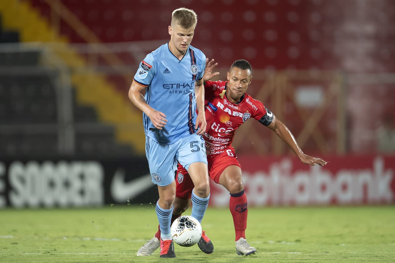 San Carlos ejercía presión en el centro del campo pero le costaba trabajo la recuperación. Héber Araujo puso el 0-2 al 35'